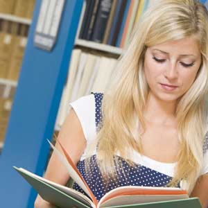 図書館で勉強する女性